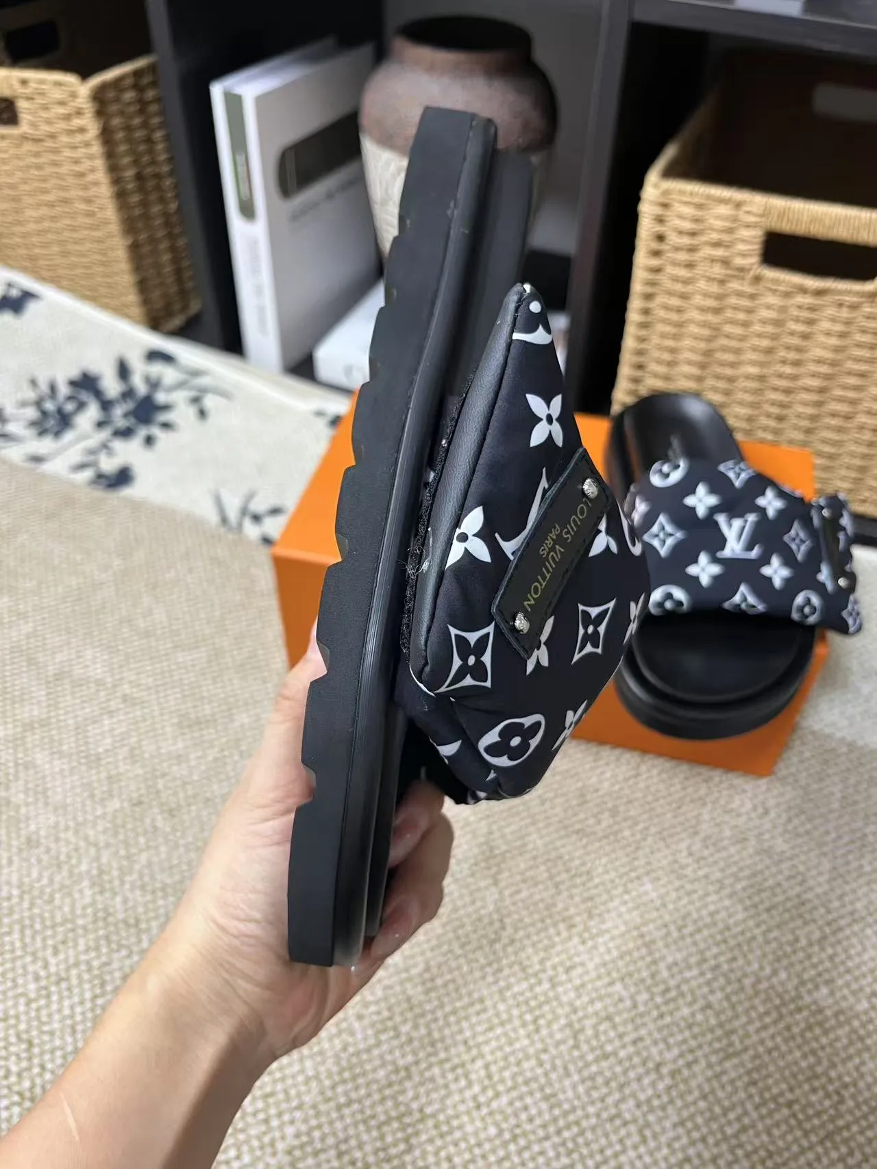 P340 yuan LV Louis Vuitton Full of high-end feel! A popular model among bloggers at home and abroad, it’s retro and fashionable, and looks stunning on your feet! Mainly recommended model on the official website★ ━━━━━ ЅᏇєєt ━━━━━ ▪️Upper: original calfskin ➕5D printing process ▪️Inner: imported mixed sheepskin ▪️Outsole: original molded foam outsole ▪️Size: Female 35-40 Men's 39-44 (women's 41 men's 45)